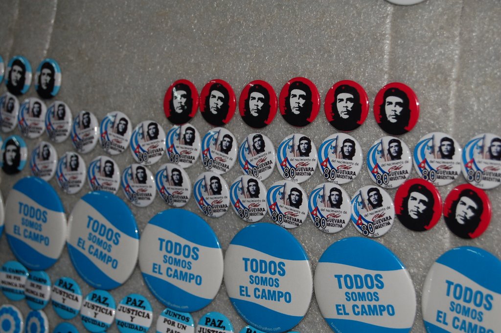 El Che, retorciéndose en los pines